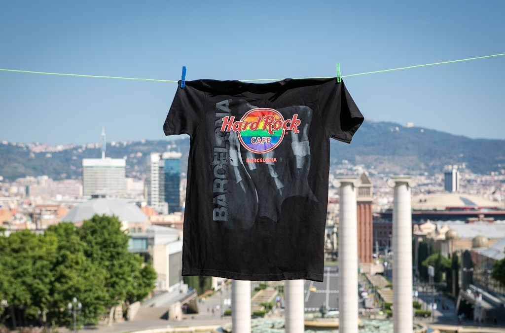 Hard Rock Cafe Barcelona destina el 15% de la venta de su camiseta PRIDE Flag Tee a BCN Checkpoint