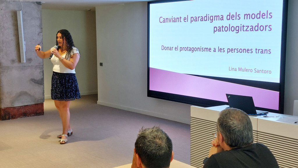 Lina Mulero delivering the training 'Changing the Paradigm of Pathologizing Models.'